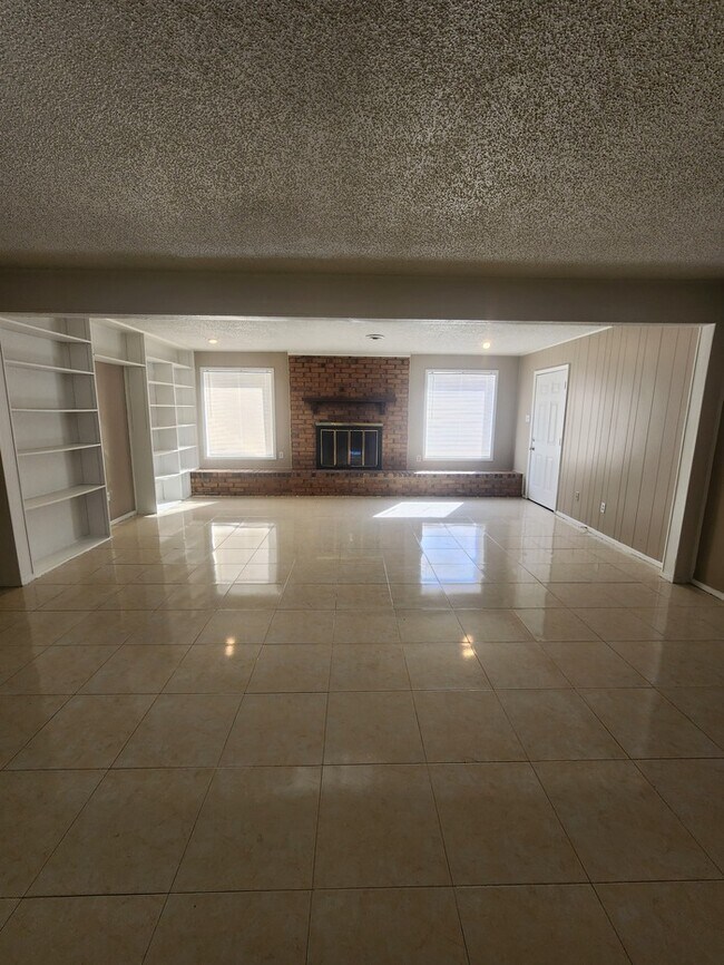 Building Photo - 3 bed 2 bath home