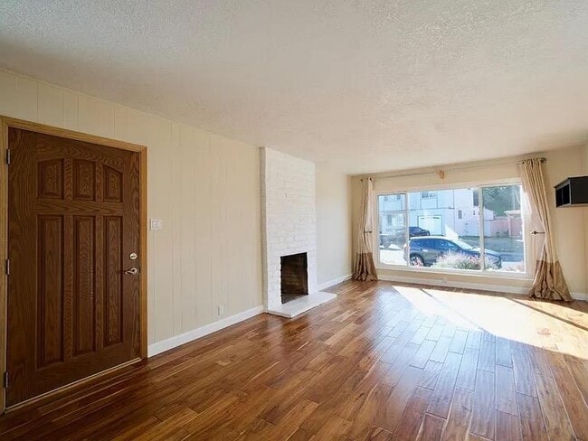 Building Photo - 621 Forest Lake Dr