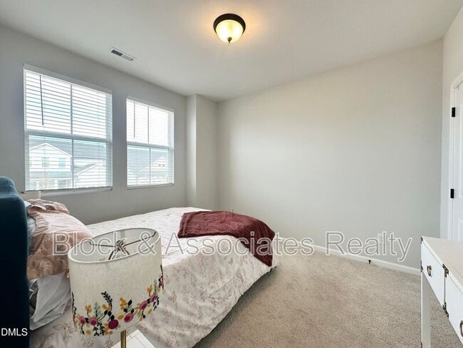 Building Photo - 99 Daybreak Way