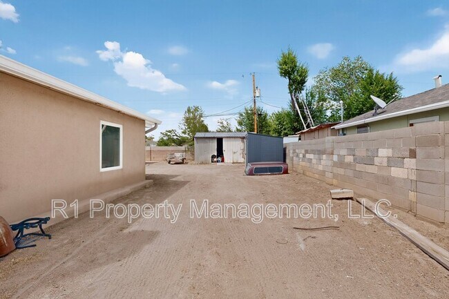 Building Photo - 823 San Lorenzo Ave NW