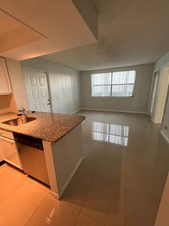 Building Photo - ONE BEDROOM ONE BATHROOM !! WATERFRONT COM...
