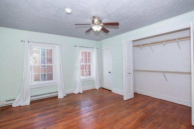 Building Photo - 2 Bedroom, 1.5 Bath, Duplex in Historic Martinsburg, WV