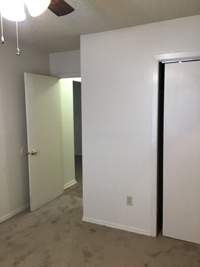 Building Photo - 2435 Elm Park Dr