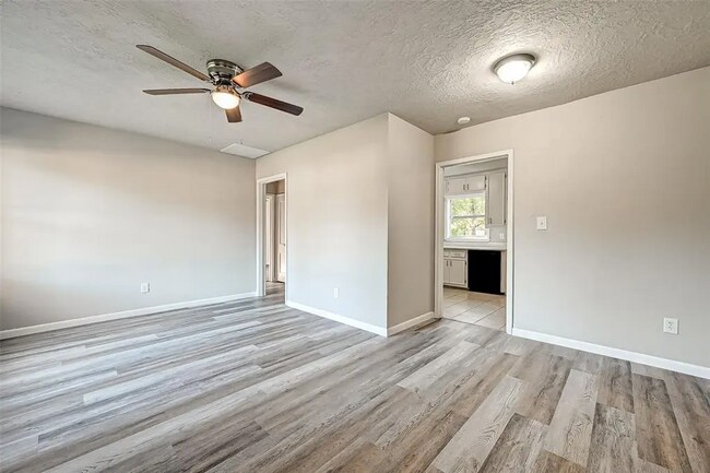 Building Photo - Bluebonnet