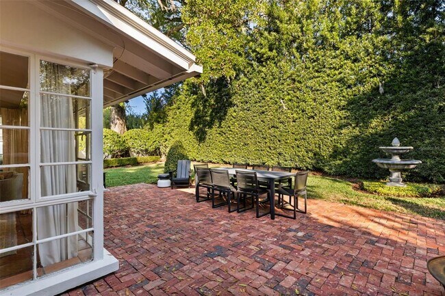 Building Photo - 2220 Vía Tuscany