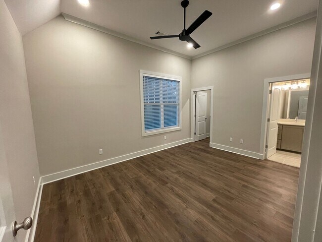 Building Photo - Savannah Square - 3BR/3BA For Rent