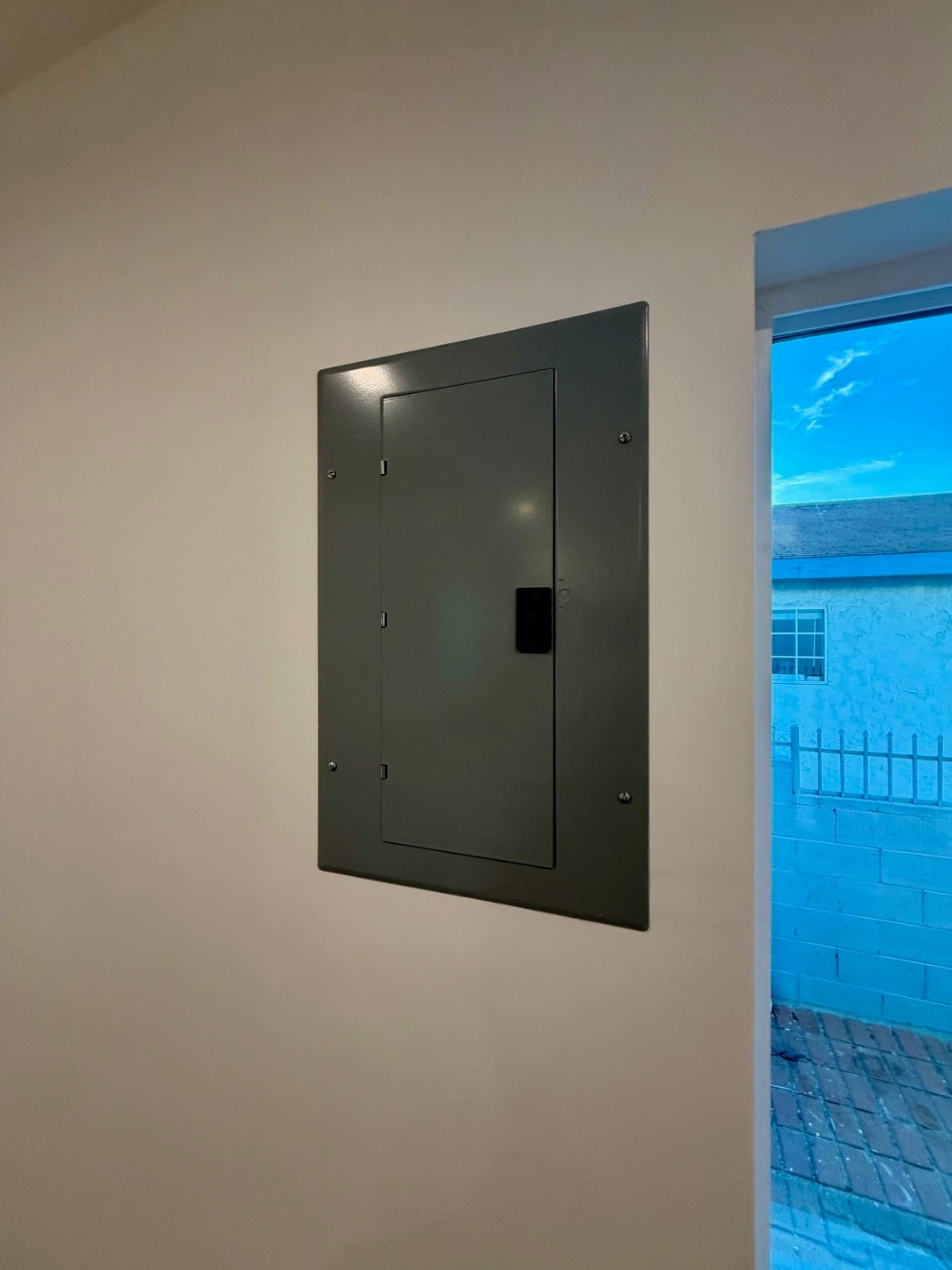 Building Photo - 1144 E Wilson Ave