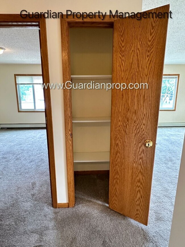Building Photo - Longfellow Top Floor Apartment, Blocks Fro...
