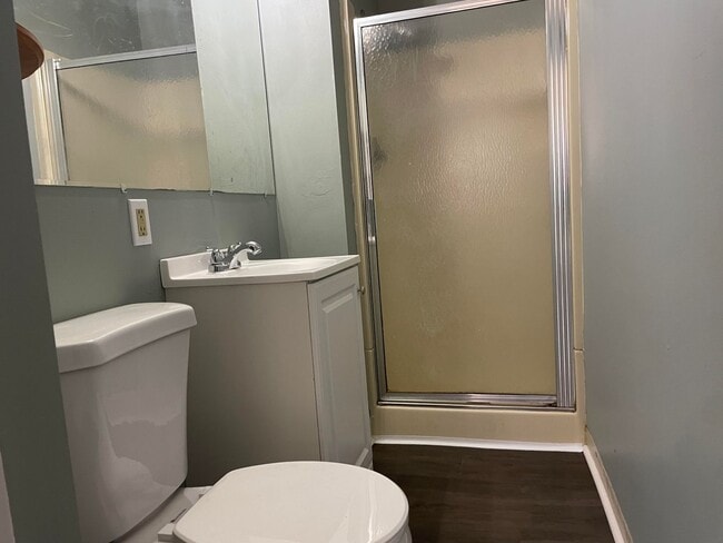 Building Photo - VIDEOTOUR: Inviting, Sunroom, Garage. PETS WELCOME