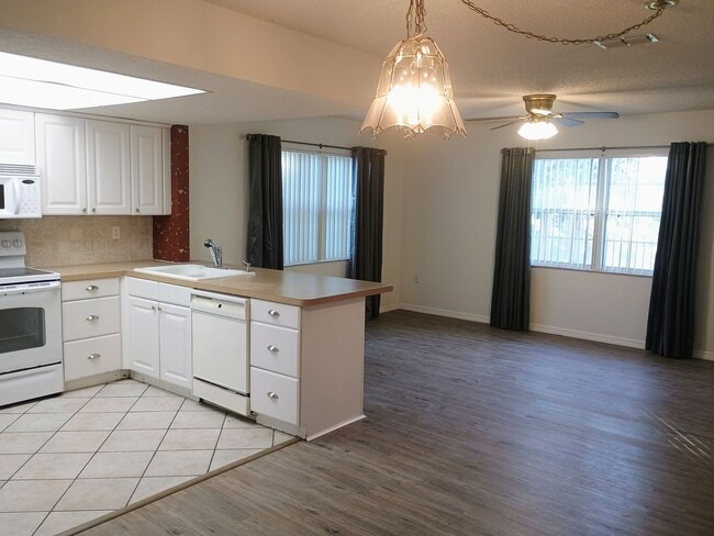 Building Photo - 2 bedroom 2 bathroom home with a screened in porch