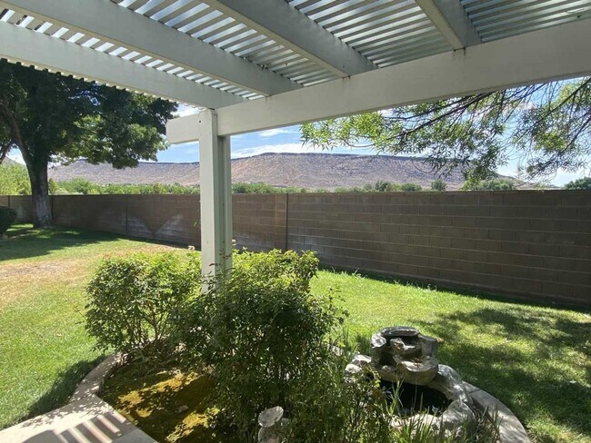 Building Photo - Charming Home Near Mathis Park