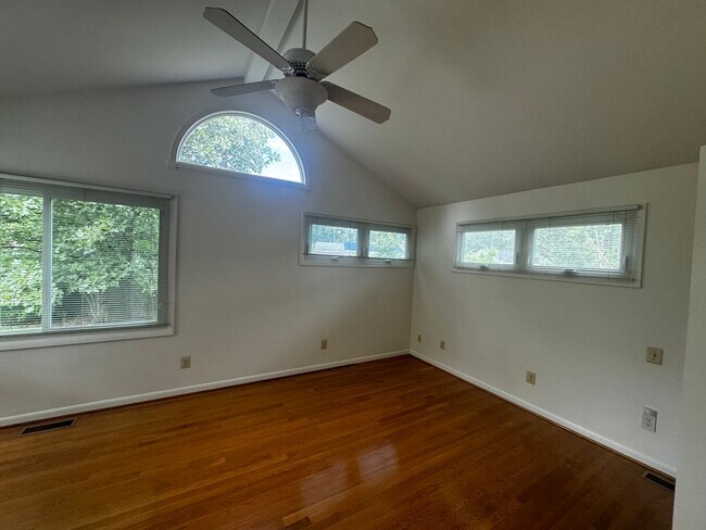 Building Photo - Split level 4-bedroom 3-bathroom home