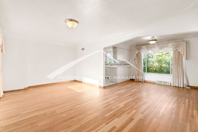 Building Photo - Spacious Duplex with Central AC and Washer...