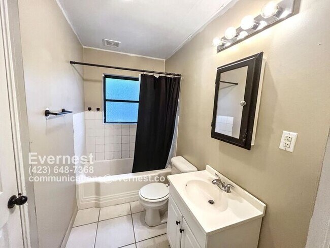 Building Photo - 1-Bedroom, 1-Bathroom Duplex with Convenie...