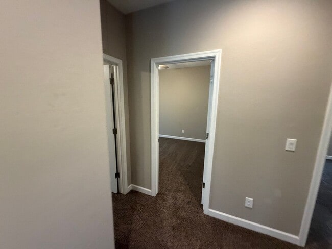 Building Photo - 40946 W Hillman Dr