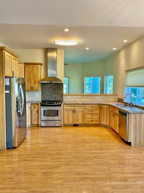 Building Photo - 13055 Summit Ridge Dr