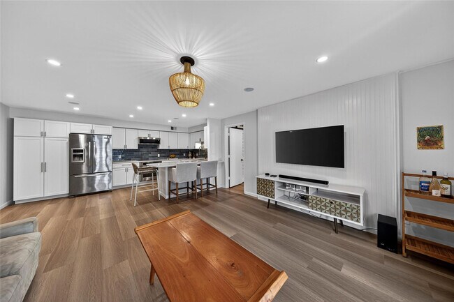 Building Photo - 700 SE 2nd Ave