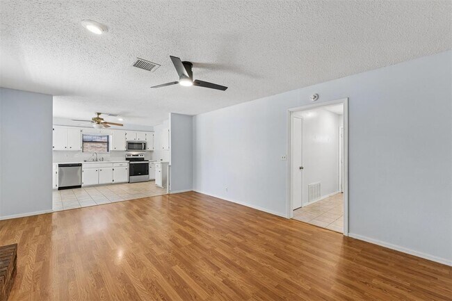 Building Photo - 213 S Silver Dr