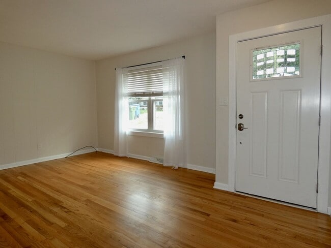Building Photo - Sweet Ranch-Style Home in Montford