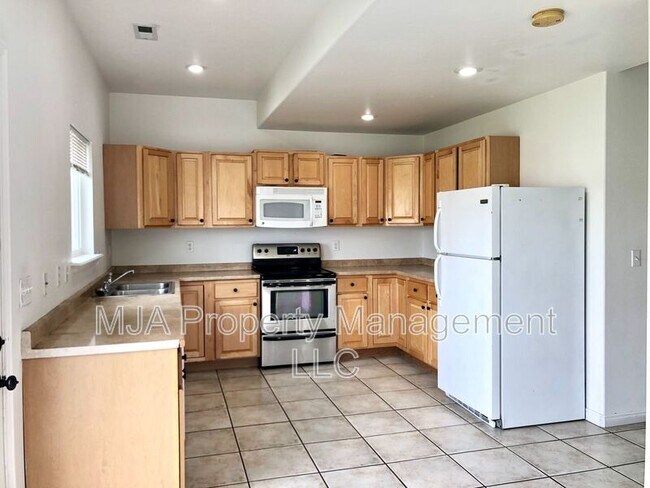 Building Photo - 2574 Robin Rd