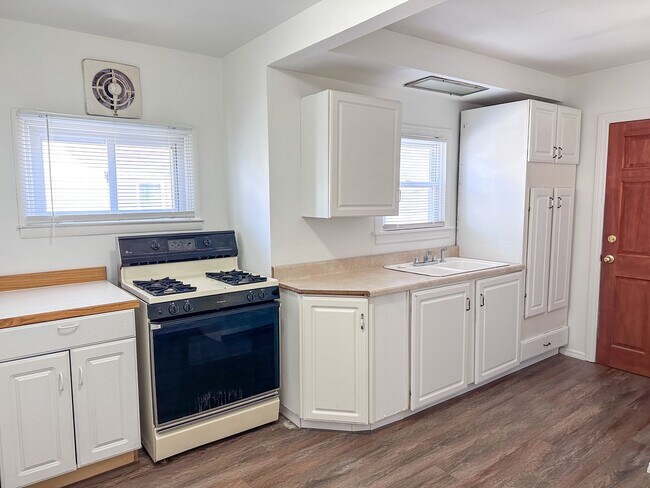 Building Photo - 703 Spencer St NE