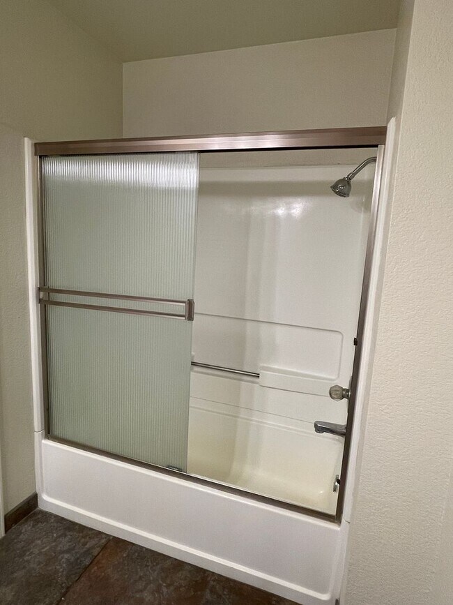 Building Photo - Chico 3 bed 2 bath Condo, Pool, Reserved Parking, upstair unit. newly refurbished