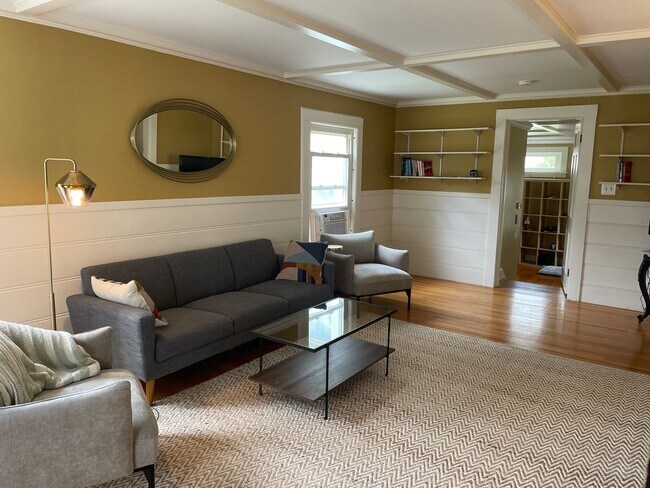 Building Photo - Furnished Colonial Cape rental in centrall...