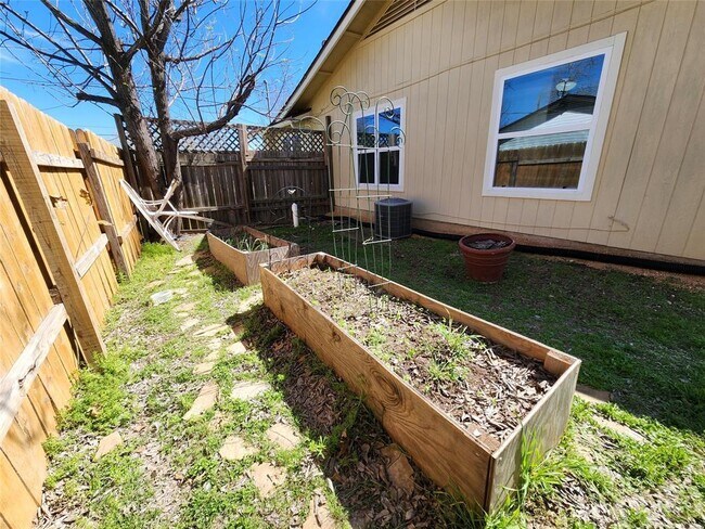 Building Photo - 2603 Peach Tree Ln