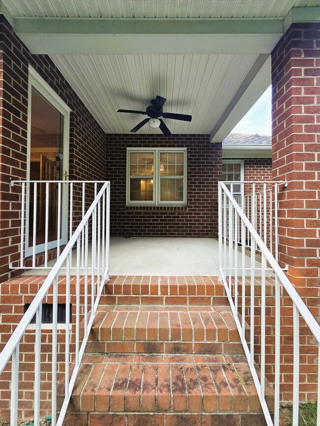 Building Photo - 4206 Tweedsmuir Rd