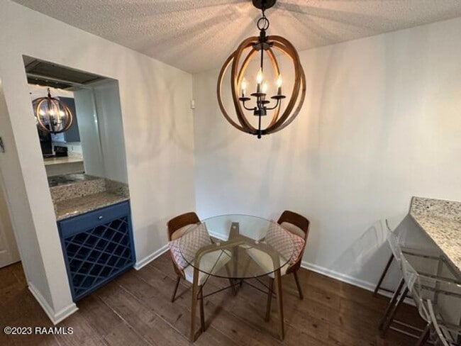Building Photo - 3 bed, 2 bath townhouse AVAILABLE NOW!!!