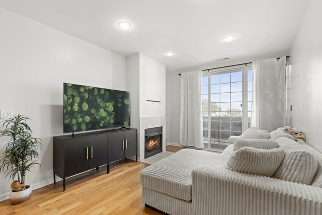 Building Photo - 5300 N Lincoln Ave