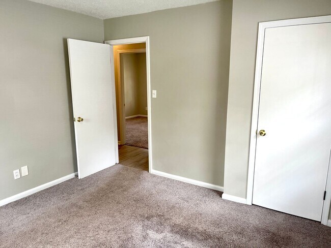 Building Photo - Welcome to this charming 4 bedroom, 2 bath...