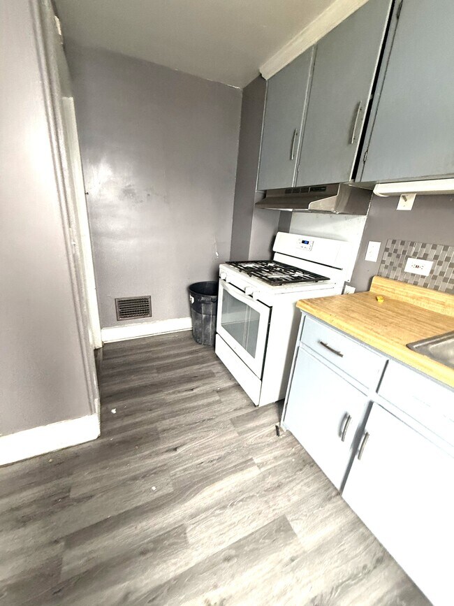 Building Photo - 428 E 27th St