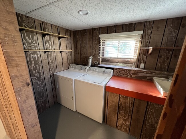 Building Photo - 220 N Graylynn Dr