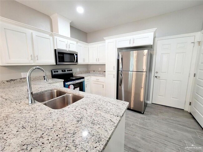 Building Photo - 10 Davenport St