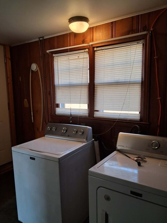 Building Photo - 109 E Fairview St