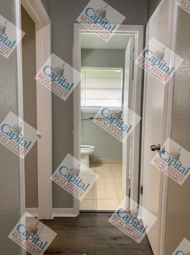 Building Photo - Cute Home Available!