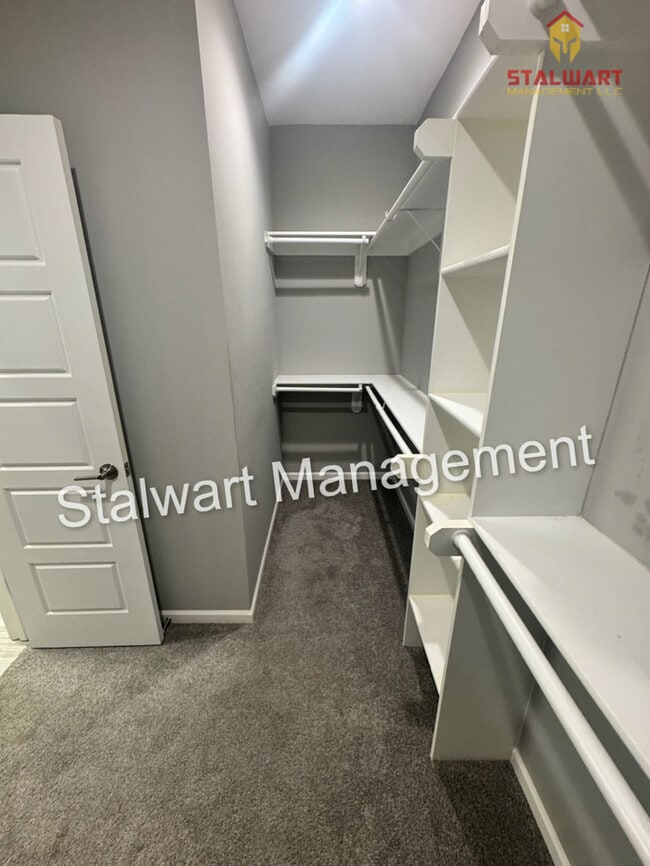 Building Photo - Maintenance free living in Blue Valley School district