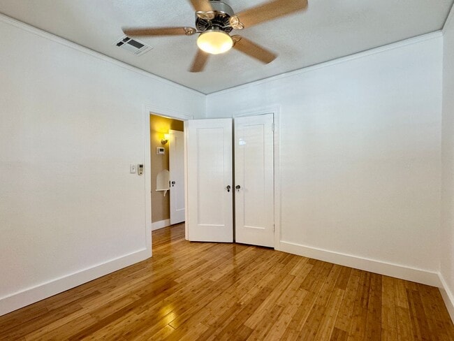 Building Photo - Charming Upgraded 2 Bedroom Cottage w/Cent...