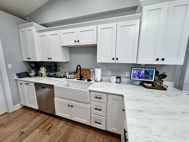 Building Photo - 92 Water Cliff Dr