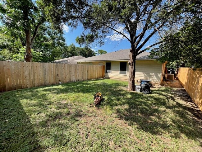 Building Photo - 1239 Armadillo Rd