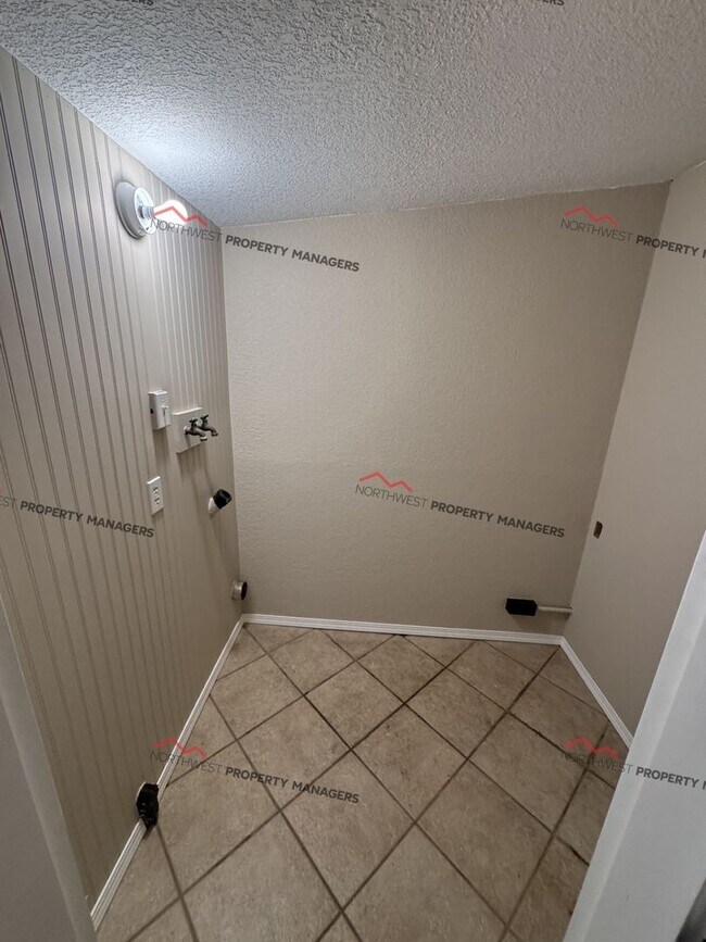 Building Photo - STATUS: *PENDING APPLICATION*  - R100  $2295