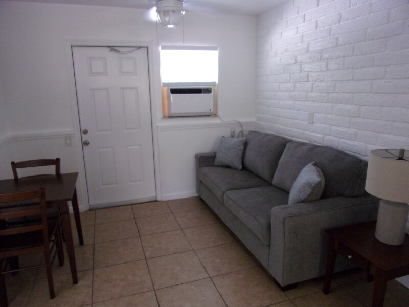 Building Photo - 101 Caloosa St