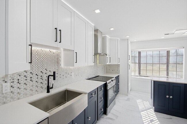 Building Photo - MOVE-IN READY! (No Pets Preferred)