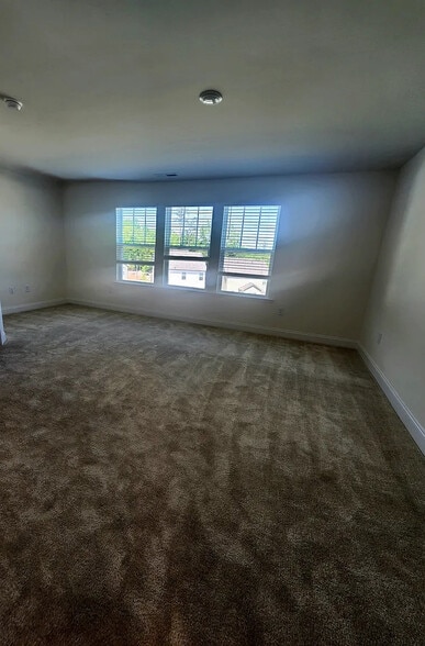 Building Photo - Room in Townhome on Caddis Bnd