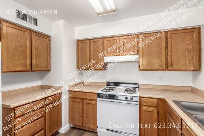 Building Photo - 633 w chipman-