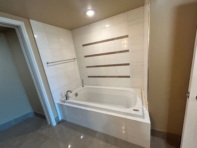Building Photo - Spacious 2-bedroom, 2-bath with a View in Kakaako!