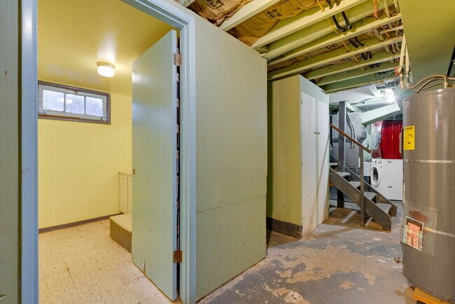 Building Photo - 1137 SE Uglow Ave