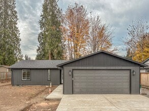 Building Photo - 3 Bedroom 2 Bath in Scappoose- Do Not Miss...