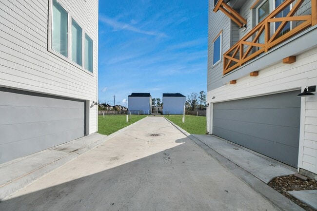 Building Photo - 3905 B Pinemont Dr